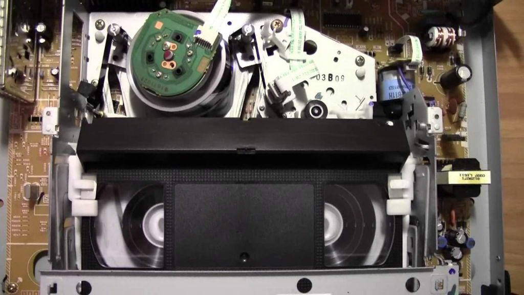 VHS videorekordér uvnitř VHS videorekordér uvnitř – mechanika a čtecí hlavy